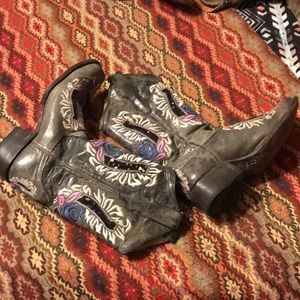 Worn corral cowgirl boots. Size 7 adorable.